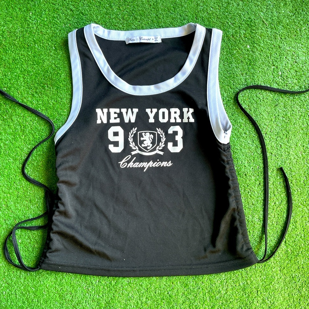 New York 90s black and white crop top